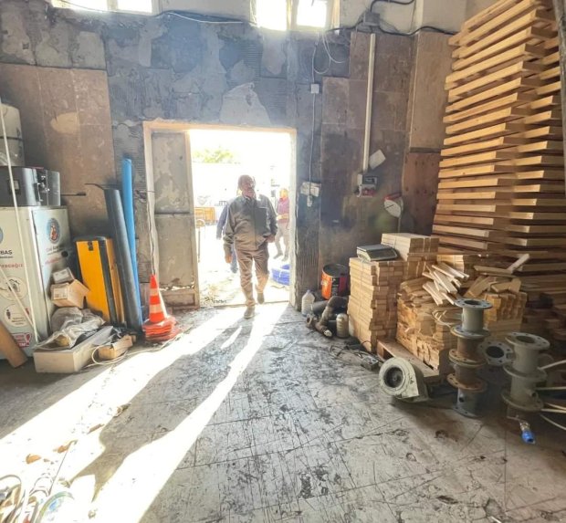 Belediye Başkanımız Mustafa Kenan Sarıtaş Belediye iş ocakları, marangozhane ve Sanayi bölgesinde devam eden temizlik çalışmalarını yerinde inceledi.