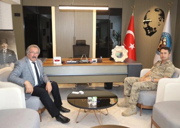 Nevşehir JAKEM Komutanı J.Kd.Alb. Sayın İlyas Uysal, Belediye Başkanımız Mustafa Kenan Sarıtaş'ı makamında ziyaret etti.