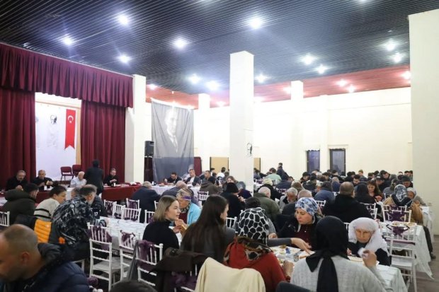 Belediyemiz tarafından düzenlenen geleneksel iftar yemeği, yoğun katılımla devam ediyor.