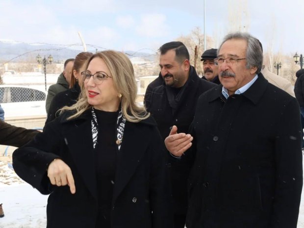 TBMM MHP Grup Başkanvekili ve Nevşehir Milletvekilimiz Sn. Prof. Dr. Filiz Kılıç ile Belediye Başkanımız Sn. Mustafa Kenan Sarıtaş, ilçemizde yapımı devam eden yeni hükümet konağı binasının inşaat ve şantiyesini ziyaret ettiler.