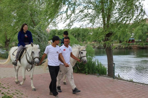 Kapadokya At ve Atçılık Kültür Festivali kapsamında çocuklara yönelik Pony Clup midilli atlarıyla ata binme deneyim etkinliği gerçekleştirildi.