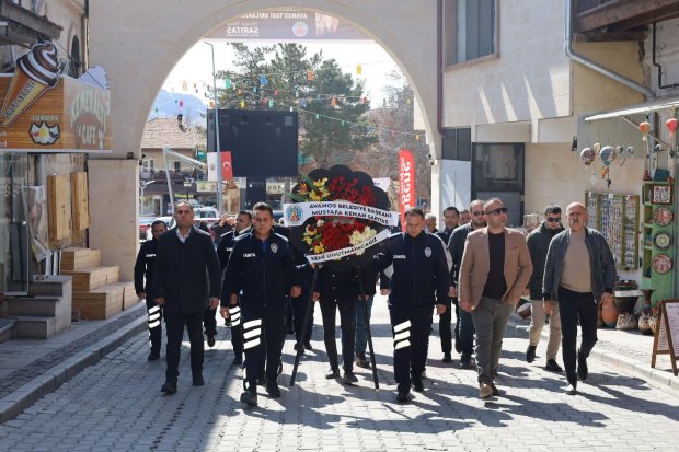 Belediyemiz tarafından değerli sanatçımız Edip Akbayram’ın evinin önüne kadar yürüyüş düzenlenerek karanfil ve çelenk bırakıldı.