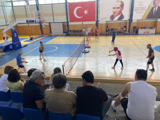 Belediye Başkanımız Veteranlar Badminton Müsabakasına sporculara destek için izleyici olarak katıldı.