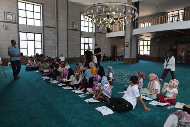 BELEDİYE BAŞKANIMIZDAN KUR'AN KURSU VE MÜZİK KURSU ÖĞRENCİLERİNE HEDİYE SÜRPRİZİ