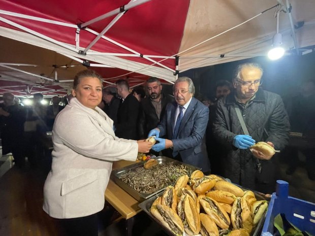 Nevşehir Hacı Bektaş Veli Üniversitesi Tarih ve Kültür Topluluğu tarafından, öğrencilere moral ve motivasyon sağlamak amacıyla geleneksel olarak düzenlenen Mangalda Hamsi Şöleni’nin onuncusu gerçekleştirildi.