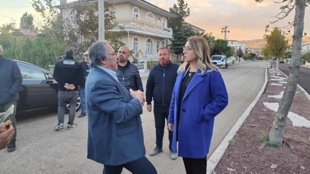 MHP TBMM Grup Başkanvekili, Nevşehir Milletvekilimiz Prof.Dr Filiz Kılıç ve Belediye Başkanımız Mustafa Kenan Sarıtaş Kapadokya Caddesinde devam eden sıcak asfalt yol yapım çalışmasını yerinde inceleyip çalışan işçilere tatlı ikram ettiler.