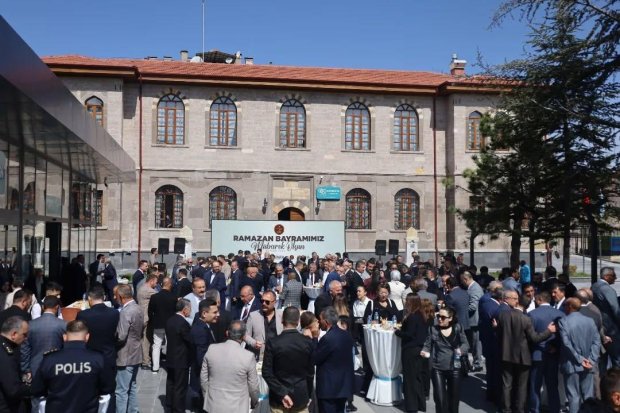 Belediye Başkanımız Sayın Mustafa Kenan Sarıtaş, Nevşehir Vilayetler Evi'nde gerçekleştirilen il protokolü bayramlaşma programına katıldı.