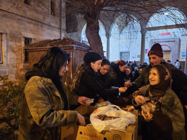 Miraç Kandili dolayısıyla vatandaşlarımıza helva ikram edildi.