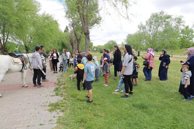 Kapadokya At ve Atçılık Kültür Festivali kapsamında çocuklara yönelik Pony Clup midilli atlarıyla ata binme deneyim etkinliği gerçekleştirildi.