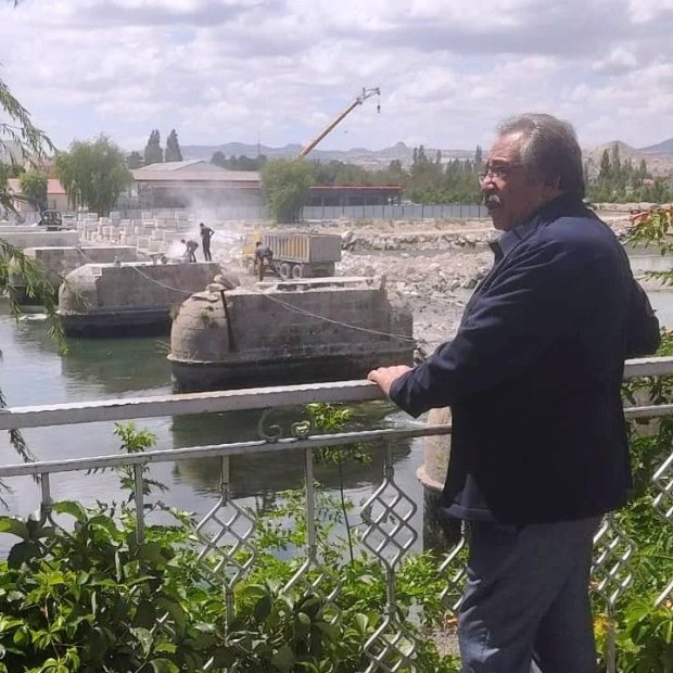 Belediye Başkanımız, tarihi taş köprümüzde devam eden restorasyon çalışmalarını kontrol edip vatandaşlarımızla sohbet etti.