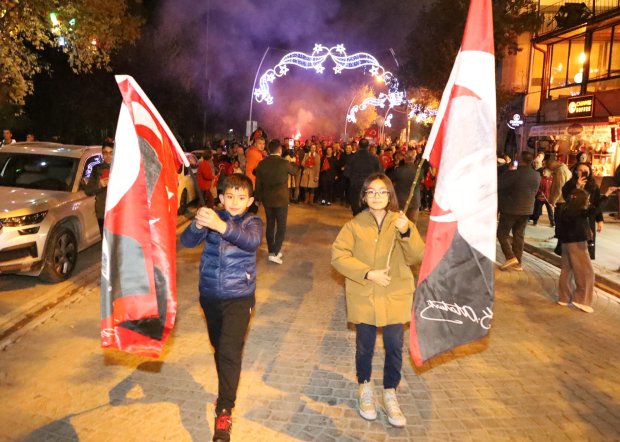 Cumhuriyet coşkusu meydanda yakılan sin sin ateşi ve çalınan marşlarla doyasıya kutlandı.