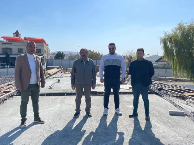 Belediye Başkanımız Mustafa Kenan Sarıtaş, tadilat çalışması hızlı bir şekilde devam eden Tarihi Taş Köprümüzde kaldırım ahşap kaplama ve beton çalışmalarını yerinde inceledi.