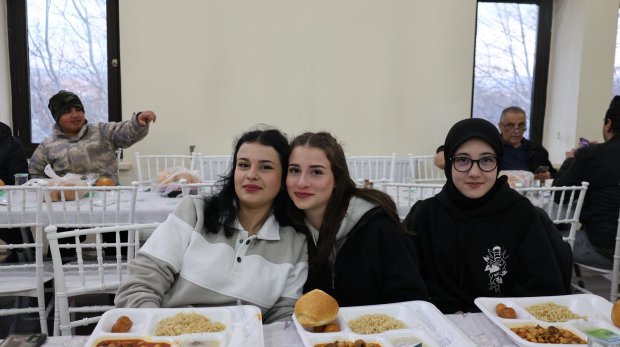 BELEDİYEMİZİN GELENEKSEL İFTAR SOFRASINDA HEMSEHRİLERİMİZ BİR ARADA ORUÇLARINI AÇIYOR