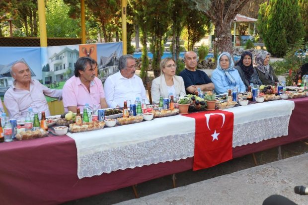 TBMM MHP Grup Başkanvekili ve Nevşehir Milletvekilimiz Sayın Prof. Dr. Filiz Kılıç, Belediye Başkanımız Sayın Mustafa Kenan Sarıtaş, MHP heyeti ile birlikte Karacauşağı Köyü, Kalaba Belediyesi ve Sarılar Köyü’ne ziyarette bulunuldu.