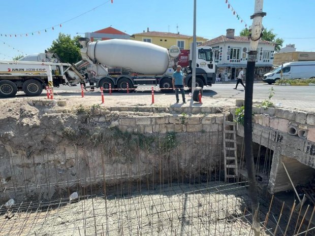 Belediye Başkanımız Sayın Mustafa Kenan Sarıtaş, belediyemiz tarafından ilçe genelinde sürdürülen altyapı ve üstyapı çalışmalarını yerinde inceleyerek denetimlerde bulundu.