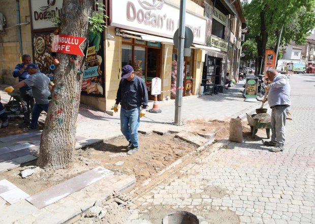 Fen işleri müdürlüğü ekiplerimiz, ilçemizin bir çok noktasında çalışmalarını aralıksız sürdürüyor.