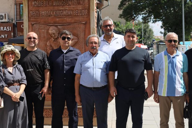 Belediye Başkanımız Sayın Mustafa Kenan Sarıtaş, Kazakistan, Kırgızistan, Kosova, Romanya, Kuzey Makedonya ve Türkiye’den, Eğitim Çalışanları Sendikalarının Genel Başkanları ve sendika heyetini ilçemiz çarşı merkezinde karşılayarak sohbette bulundu ve “Av