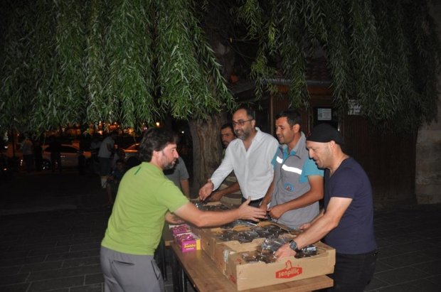 Belediyemiz tarafından Mevlit Kandili dolasıyla vatandaşlarımıza helva ikramında bulunuldu.