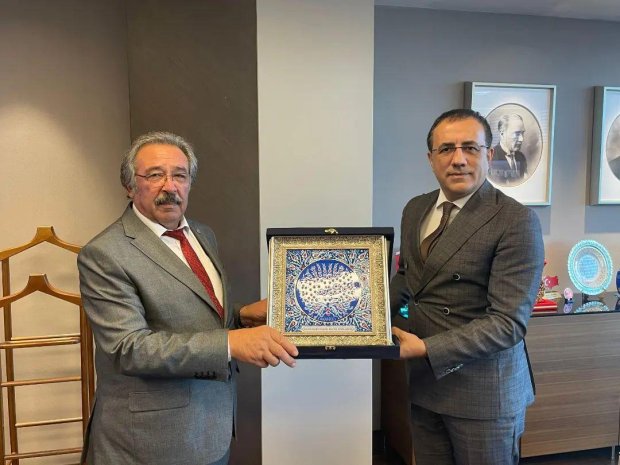 Belediye Başkanımız Mustafa Kenan SARITAŞ, İller Bankası Genel Müdür Yardımcısı Doç. Dr. Fuat UZUN'u makamında ziyaret ederek ilçemizin içme suyu hattı ve belediye hizmet araçları hakkında görüşmelerde bulundu.