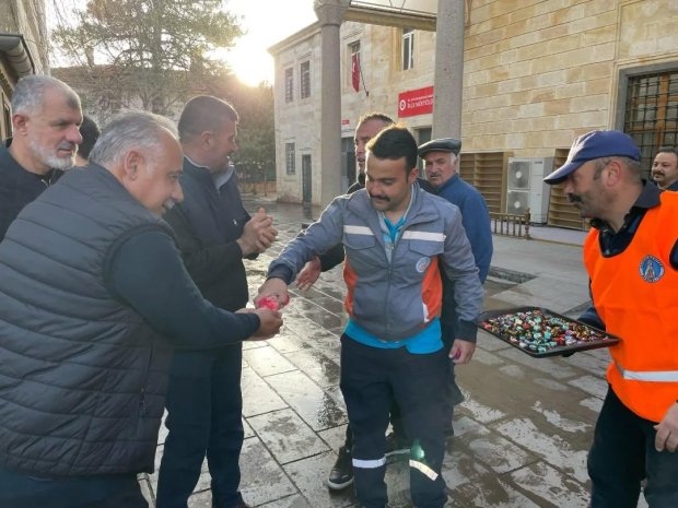 Belediye Başkanımız Sayın Mustafa Kenan Sarıtaş, Ramazan Bayramı’nın manevi atmosferini hemşehrilerimizle birlikte yaşayarak bayram namazını Avanos Şehit Şevket Tekin Merkez Camii'nde eda ettikten sonra vatandaşlarımızla bayramlaştı.