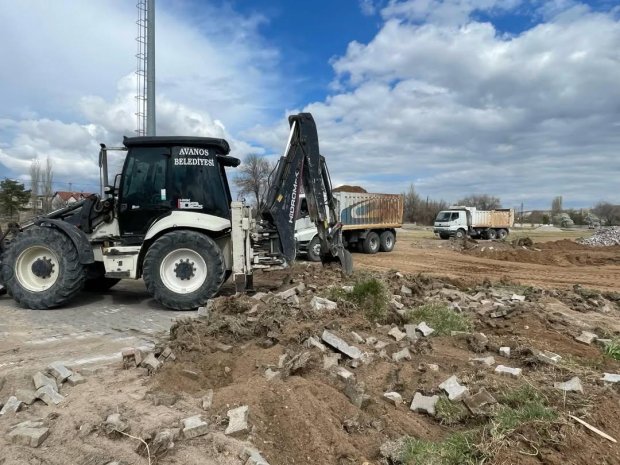 Kızılırmak kenarında, Karşıbağ girişinde atıl durumda bulunan boş arazi, taş döşenerek halkımızın hizmetine otopark olarak sunulmak üzere düzenleme çalışmaları başlatıldı.
