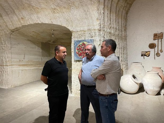 Belediye Başkanımız Sayın Mustafa Kenan Sarıtaş, dünyaca ünlü ressamımız Sayın İsmail Acar’ın Güray Müze’de açılan sergisine katıldı.
