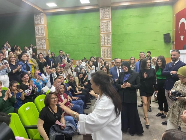 Belediye Başkanımız Sayın Mustafa Kenan Sarıtaş, kıymetli sanatçımız Sayın Türkan Şoray'a Sultan lakabı ile bilindiği için sultanların giydiği gücü temsil eden kaftan formunda Avanos'un geleneksel el sanatlarından Seramik takdim etti.
