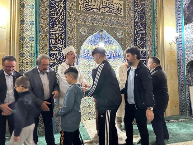 Belediye Başkanımız Sayın Mustafa Kenan Sarıtaş Kurban Bayramı namazının ardından Şehit Şevket Tekin Merkez Camii’nde hemşehrilerimizle bayramlaştı.
