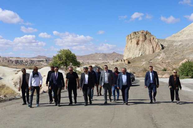 Çevre, Şehircilik ve İklim Değişikliği Bakanlığı Türkiye Çevre Ajansı ve Sıfır Atık Yönetim Direktörü Sayın Tuğrul Çamaş ile birlikte Belediye Başkanımız Sayın Mustafa Kenan Sarıtaş Avanos Çavuşin ve ve Zelve Paşabağları güzergahında devam eden asfalt ve