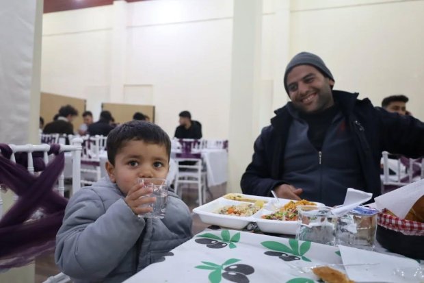 Belediyemiz tarafından düzenlenen geleneksel iftar yemeği, yoğun katılımla devam ediyor.
