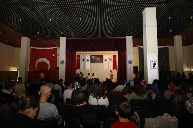 29 Ekim Cumhuriyet Bayramı kutlama etkinlikleri kapsamında, belediyemiz bünyesinde çalışmalarını sürdüren Türk Halk Müziği Korosu ve Çocuk Korosu tarafından Cumhuriyet Konseri ve Tiyatro Etkinliği gerçekleştirildi.