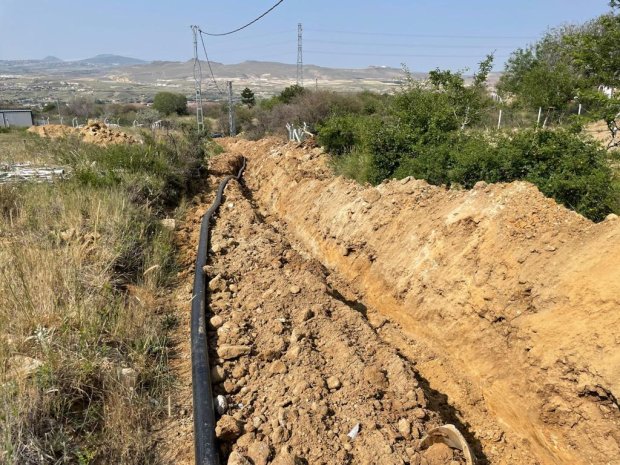İlçemiz Köybağı Çay Yüzü Mevkii'nde bağları bulunan vatandaşlarımızın imece usulüyle temin ettikleri sulama borularının döşeme çalışmalarına, Belediyemiz Fen İşleri Müdürlüğü ekiplerince iş makineleri ile başlanmıştır.