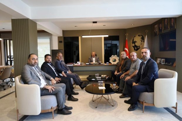 Belediye Başkanımız Sayın Mustafa Kenan Sarıtaş, ASSUVA Uzay ve Havacılık Sanayi Yönetim Kurulu Başkanı Sayın Remzi Başbuğ’a, belediyemize hibe ettiği hizmet aracı dolayısıyla teşekkür plaketi takdim etti.
