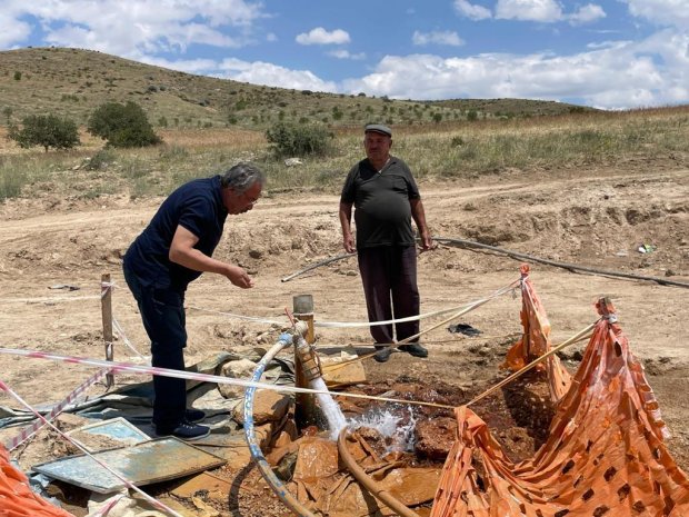 Ballıca - Karakaya mevkiinde Maden Tetkik ve Arama Genel Müdürlüğü ekipleri tarafından yürütülen çalışmalarda, bölgede güçlü bir su kaynağı tespit edilmiş ve bu su kaynağı yüzeye çıkarılmıştır.