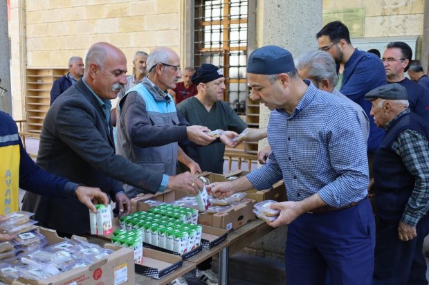 Belediye Başkanımız Sayın Mustafa Kenan Sarıtaş'ın Ahilik Haftası dolayısıyla, belediyemiz aşevinde hazırlattığı helvalar Şehit Şevket Tekin Merkez Camii çıkışında hemşehrilerimize ikram edildi.