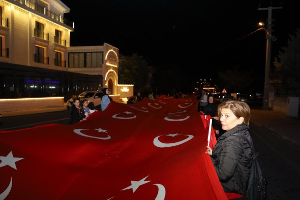29 Ekim Cumhuriyet Bayramı kutlamaları kapsamında, Fener Alayı ve Kortej Yürüyüşü Gerçekleştirildi