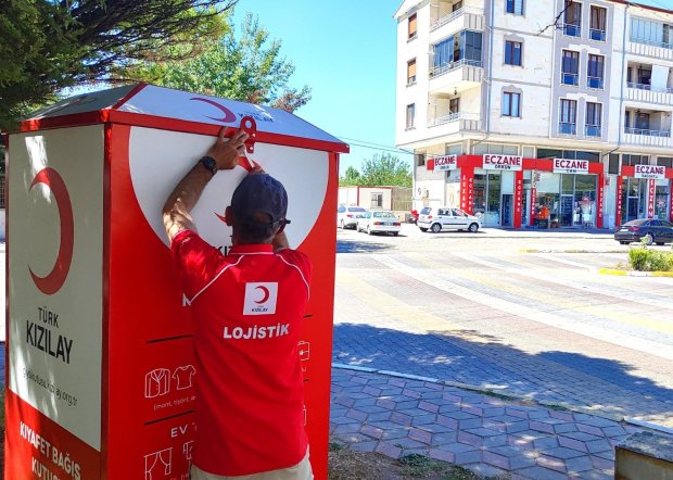 Avanos Belediye Başkanlığı, Türk Kızılay Nevşehir Şubesi ve Kızılay Lojiştik işbirliği protokolü kapsamında 8 noktaya kıyafet bağış kutuları yerleştirildi.
