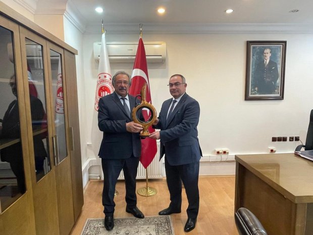 Belediye Başkanımız Sayın Mustafa Kenan Sarıtaş, Kayseri İller Bankası Bölge Müdürü Sayın Osman Baykendi’yi makamında ziyaret etti.