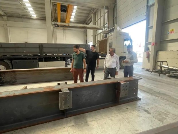 Belediye Başkanımız Mustafa Kenan Sarıtaş, Restorasyon çalışmaları hızlı bir şekilde devam eden Tarihi Taş Köprü’müzün çelik bağlantılarının yapım çalışmalarını Ankara’da Ceceli Grubu Yönetim Kurulu Başkanı Şerafettin Ceceli, Fabrika müdürü Ertuğrul Bilka