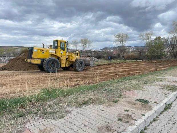 Kızılırmak kenarında, Karşıbağ girişinde atıl durumda bulunan boş arazi, taş döşenerek halkımızın hizmetine otopark olarak sunulmak üzere düzenleme çalışmaları başlatıldı.