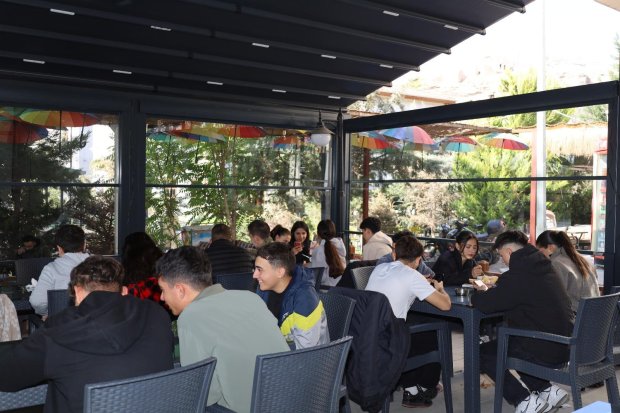 10 Kasım Atatürk’ü Anma Günü programını büyük bir özveriyle hazırlayan Avanos Anadolu Lisesi öğretmenleri ve öğrencileri, anma programının ardından Belediyemiz Sosyal Tesislerinde misafir edildi.