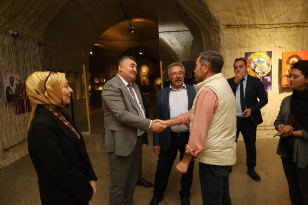 Belediye Başkanımız Sayın Mustafa Kenan Sarıtaş, Çevre, Şehircilik ve İklim Değişikliği Bakanlığı Türkiye Çevre Ajansı ve Sıfır Atık Yönetim Direktörü Sayın Tuğrul Çamaş'ı, Çevre, Şehircilik ve İklim Değişikliği İl Müdürü Sayın Yasemin Demirörs ile b