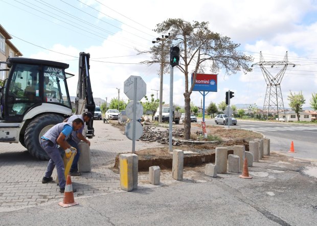 Fen işleri müdürlüğü ekiplerimiz, ilçemizin bir çok noktasında çalışmalarını aralıksız sürdürüyor.