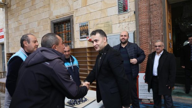 Belediye Başkanımız Sayın Mustafa Kenan Sarıtaş Bayram Namazının ardından Şehit Şevket Tekin Merkez Camii’nde hemşehrilerimizle bayramlaştılar.