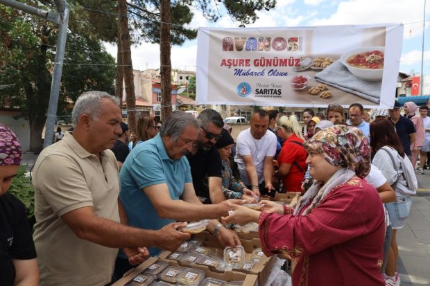 Belediye Başkanımız Sayın Mustafa Kenan Sarıtaş, Muharrem Ayı’nın manevi iklimi dolayısıyla Avanos Çarşı Meydanı’nda vatandaşlarımıza aşure ikramında bulundu.
