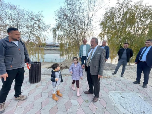 Belediye Başkanımız Mustafa Kenan Sarıtaş çelik konstrüksiyon montaj çalışmaları bugün sona eren Tarihi Taş Köprü’müzde devam eden çalışmaları inceleyip, vatandaşlarımızla sohbet etti.