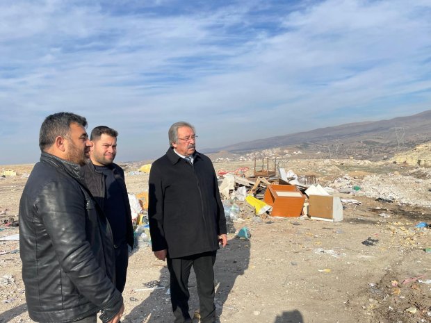 Belediye Başkanımız Sn. Mustafa Kenan Sarıtaş, Karaseki Mahallesi hafriyat alanında yapılan tesviye ve temizlik çalışmasını yerinde inceledi.
