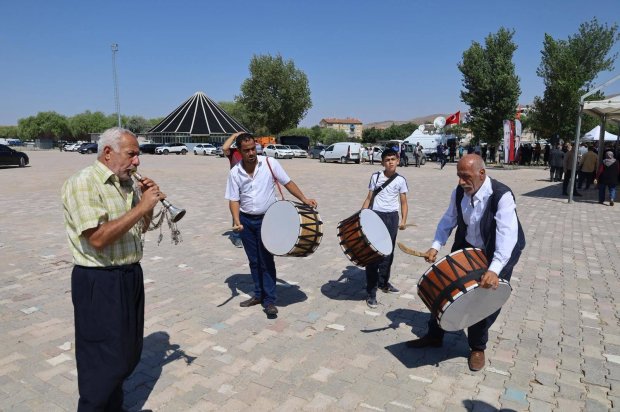 Ulaştırma ve Altyapı Bakanımız Sayın Abdulkadir Uraloğlu’nun katılımlarıyla kapsamlı şekilde restorasyonu tamamlanarak hizmete giren Tarihi Taş Köprümüzün resmi açılışı tören gerçekleştirildi.