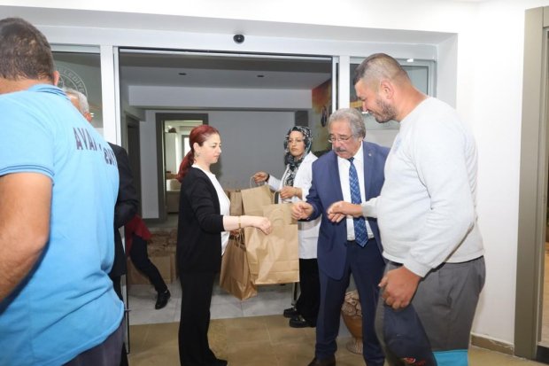 Belediye Başkanımız Sn. Mustafa Kenan Sarıtaş, Kurban Bayramı dolayısıyla belediye binasında ve bağlı hizmet birimlerinde görev yapan personelimizle bir araya gelerek bayramlaştı.
