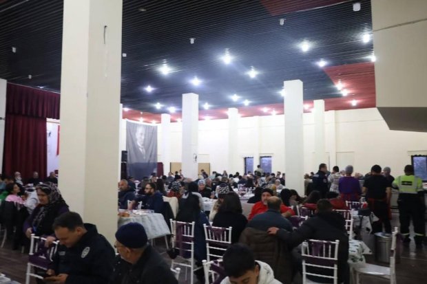 Belediyemiz tarafından düzenlenen geleneksel iftar yemeği, yoğun katılımla devam ediyor.